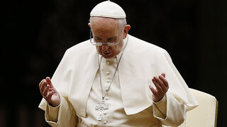 El Papa Francisco rezando