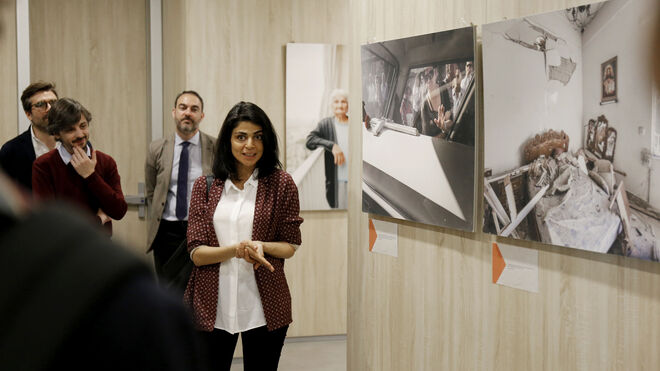 La fotoperiodista Carole Alfarah durante la inauguración de la exposición ‘Testimonios: Shuhud’ en la Universidad CEU San Pablo