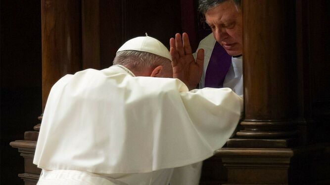 Francisco recibiendo la absolución