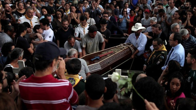 Entierro de las víctimas de la escuela de Brasil