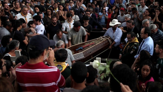 Entierro de las víctimas de la escuela de Brasil
