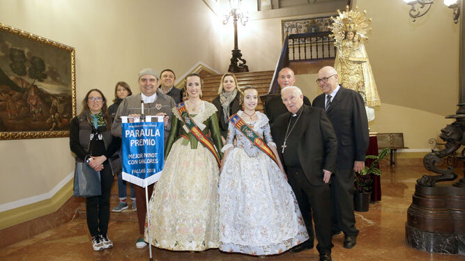 Los ganadores del Premio PARAULA ninot falla grande, con el Cardenal Cañizares