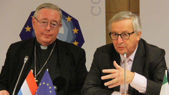 El Presidente de la Comisión Europea, Jean-Claude Juncker (d), con los obispos europeos