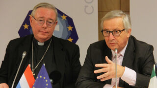 El Presidente de la Comisión Europea, Jean-Claude Juncker (d), con los obispos europeos