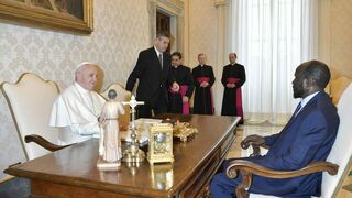 Francisco qrecibe al presidente de sudán del Sur, Salva Kiir Mayardit