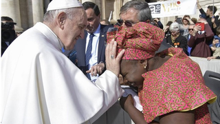 El Papa bendice a Augusta