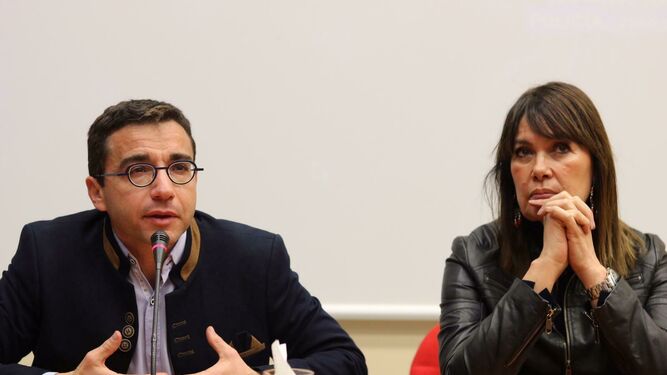 Mabel Lozano junto a Óscar Sánchez esta mañana, en la conferencia sobre 'El combate a la esclavitud del siglo XXI' de la UPSA