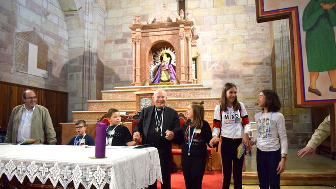 El Obispo de Jaén, amadeo Rodríguez, junto a los jóvenes participantes de las jornnadas