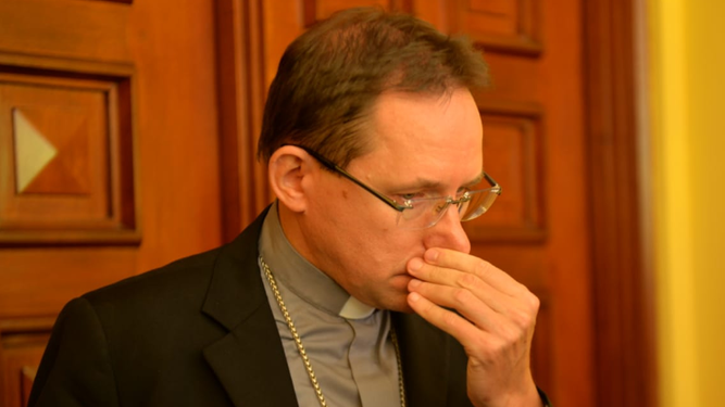 El Nuncio Sommertag, sollozando