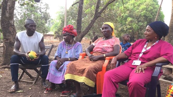 Tres supervivientes de Ebola junto a una trabajadora sanitaria del St. John of God Hospital de Lunsar, Sierra Leona