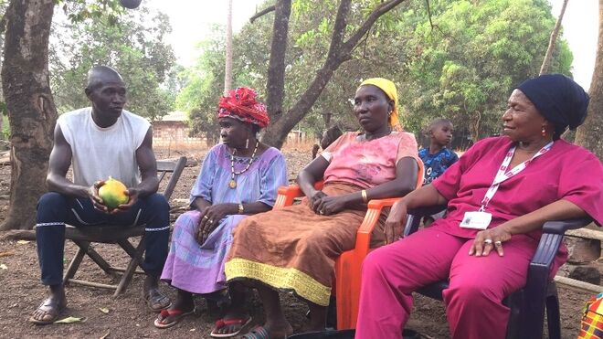 Tres supervivientes de Ebola junto a una trabajadora sanitaria del St. John of God Hospital de Lunsar, Sierra Leona