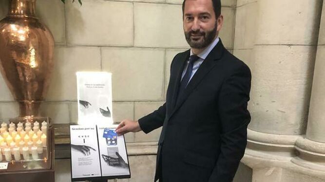 Santiago José Portás, del Banco Sabadell, junto a uno de los cepillos del proyecto Done