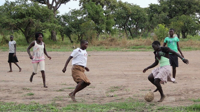Jugando al fútbol en Palabek