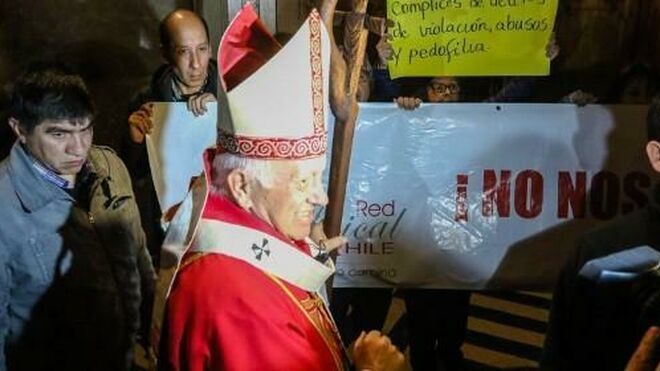 'Escrache' al cardenal Ezzati en la catedral de Santiago