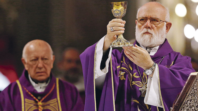 Monseñor Aós y el cardenal Ezzati, al fondo
