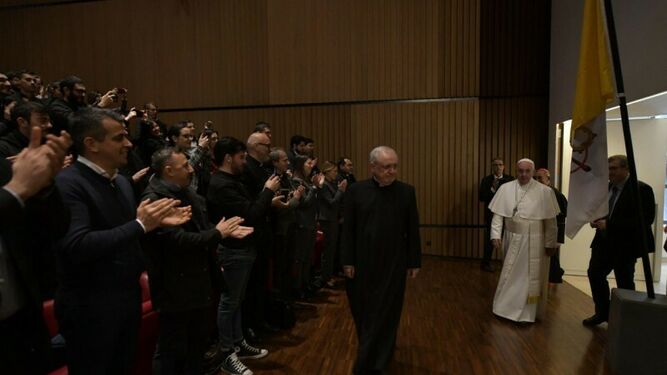 Estudiantes de la Lateranense saludan hoy al Papa