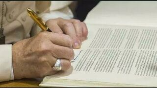 Firma del nuevo Motu Proprio del Papa