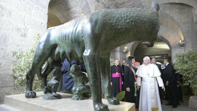 El Papa, ante una estatua de Rómulo y Remo, fundadores de Roma