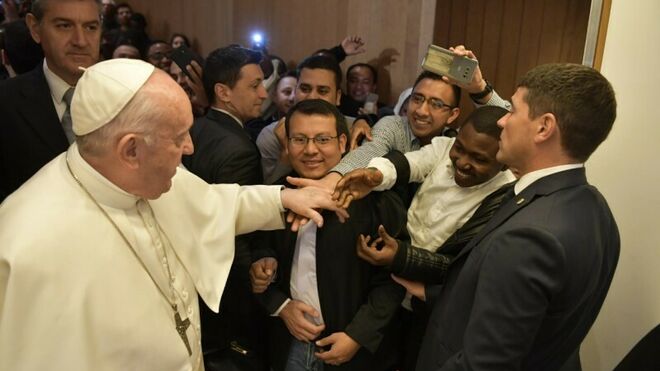 El Papa Francisco, hoy, con estudiantes de la Pontificia Universidad Lateranense