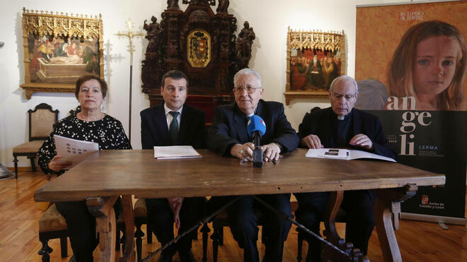 Julián López Martín durante la presentación de los dos cuadros que aporta su diócesis a la exposición Las Edades del Hombre