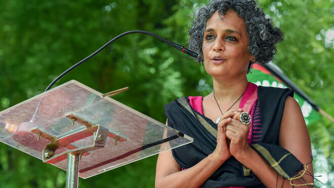 Arundhati Roy: “Nadie realmente puede escribir con facilidad sobre Cachemira en no ficción”