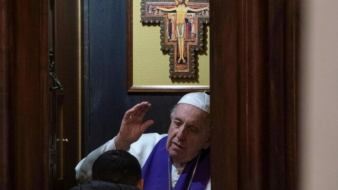 Francisco en el confesionario dando la absolución
