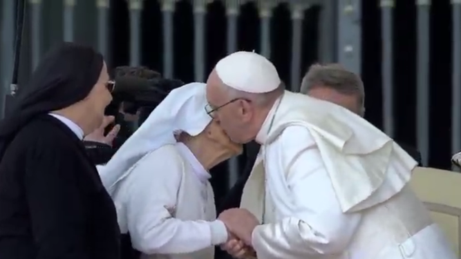 El Papa besa a Sor María Concetta