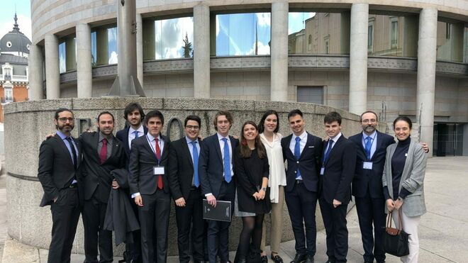 Final del IX Torneo Nacional de Debate de Colegios Mayores Universitarios, celebrado en el Senado de Españ