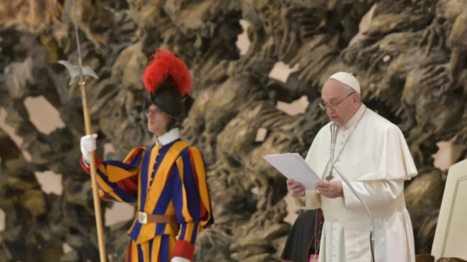 El Papa y el guardia suizo