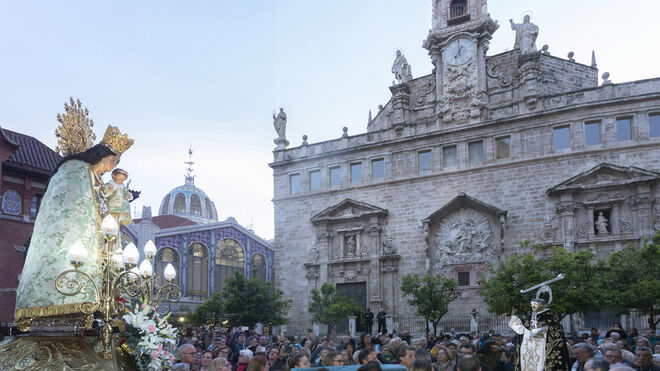 La imagen peregrina de la Virgen inicia su visita con un encuentro con la imagen vicentina del altar del Mercat