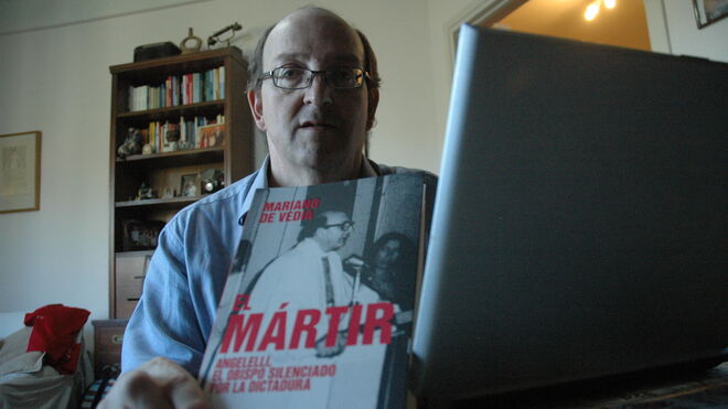 Mariano de Védia con un ejemplar de su libro "Mártir. Angelelli, el obispo silenciado por la dictadura"