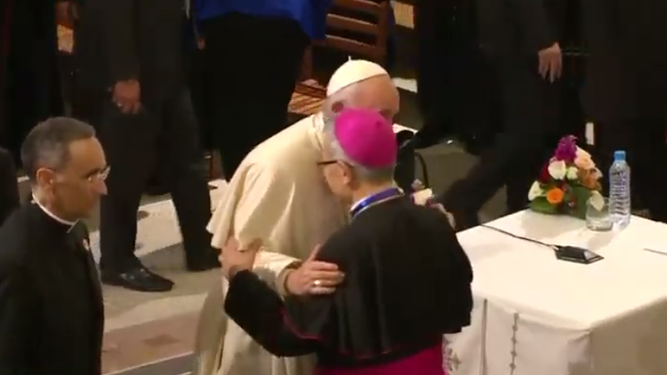 El Papa abraza a monseñor Agrelo
