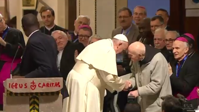 El Papa saluda al Hermano Jean-Pierre