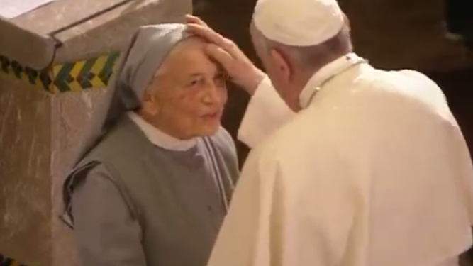 El Ppaa bendice a una monja de 97 años