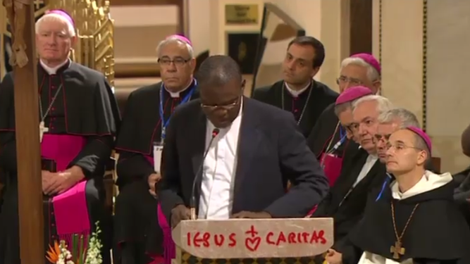 Sacerdote que da su testimonio, al fondo Martínez y Zornoza