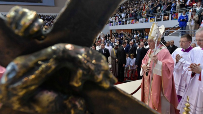 El Papa y el Cristo de bronce que le regalaron en Rabat