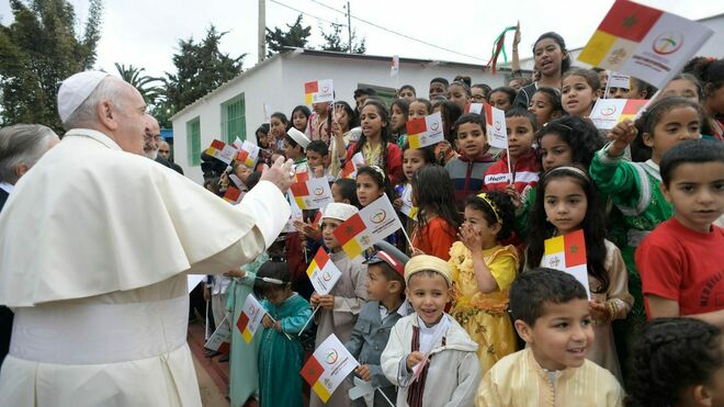 Los niños de Temara reciben al papa Francisco