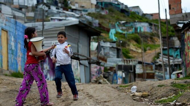 Niños juegan en una comunidad del sur occidente de Colombia
