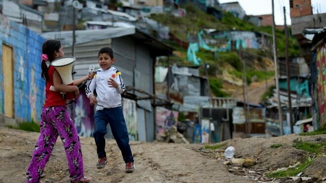 Niños juegan en una comunidad del sur occidente de Colombia