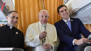 El papa, junto a Gisotti en el vuelo a Marruecos