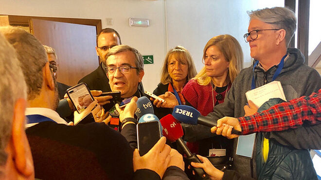 Luis Argüello atiende a los medios de comunicación a la salida de la Plenaria