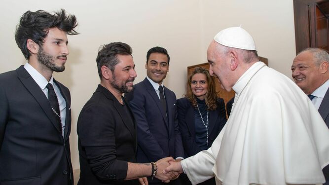 Miguel Poveda saluda al papa Francisco