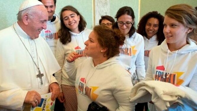 El Papa Francisco, con un grupo de jóvenes