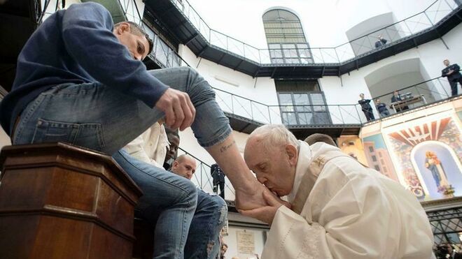 El Papa besa los pies de un preso en 2018