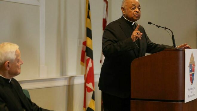 El nuevo arzobispo de Washington, Wilton Gregory, ayer en rueda de prensa con el cardenal Donald Wuerl