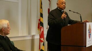 El nuevo arzobispo de Washington, Wilton Gregory, ayer en rueda de prensa con el cardenal Donald Wuerl