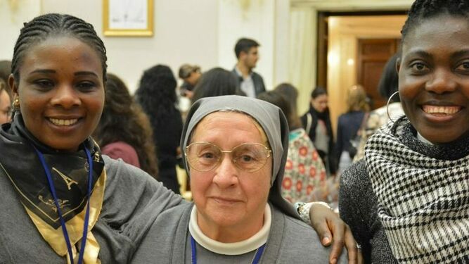 Sor Eugenia Bonetti, con dos mujeres africanas