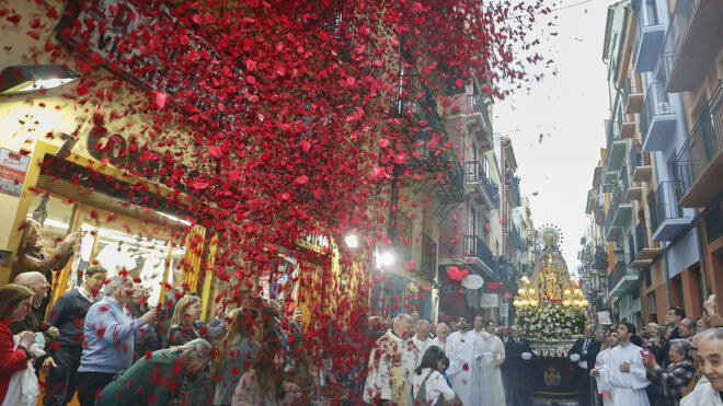 La primera imagen procesional o “peregrina” de la Virgen de los Desamparados ha salidao la primera, de forma excepcional