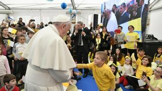 El Papa, con algunos niños en la parroquia romana del barrio de Monteverde