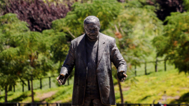 Estatua de Renato Poblete